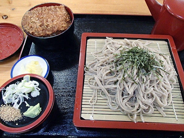 お蕎麦とわらじカツ丼のセットで900円